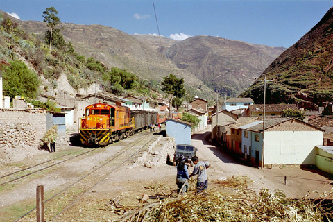 0001. FCHH 435 afgår fra M. Telleria med blandettog til Huancalvelica.